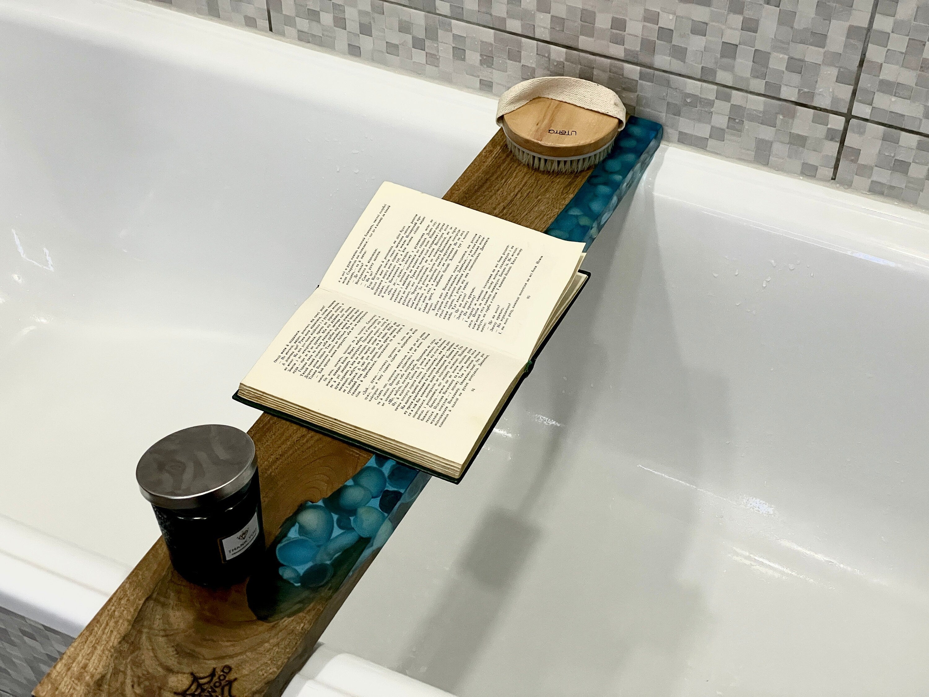 Epoxy resin custom bath board, bathtub tray with wine holder, wooden bath board, bathtub tray, bathtub wooden caddy with epoxy reisen